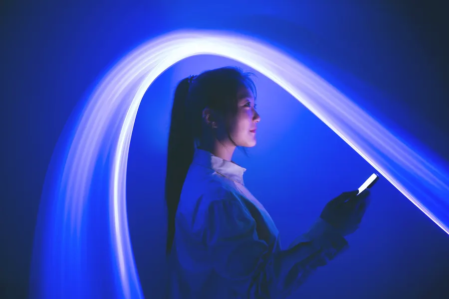Femme travaillant sur un téléphone